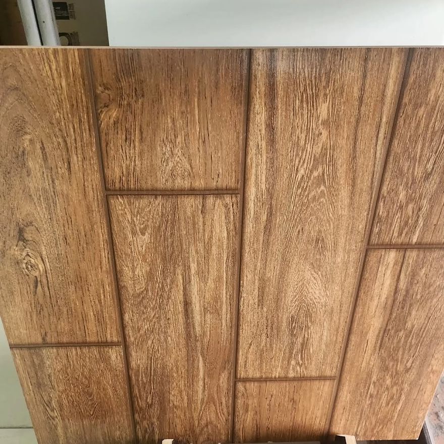 Piso porcelanato com padronagem amadeirada