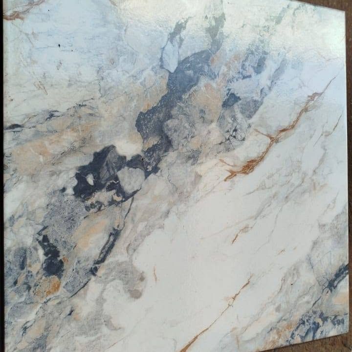 Porcelanato azul e dourado marmorizado