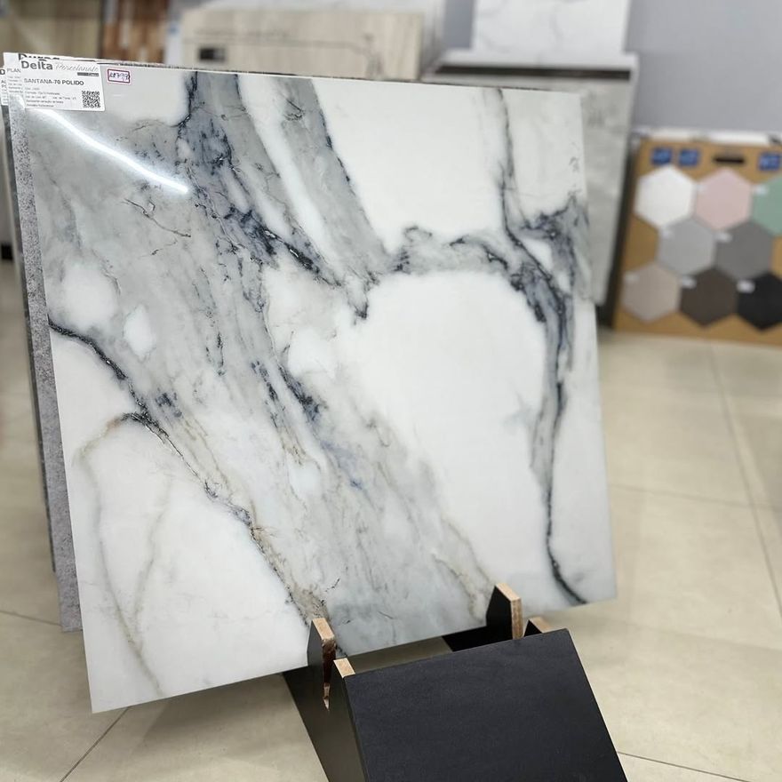 Porcelanato branco com veios cinza