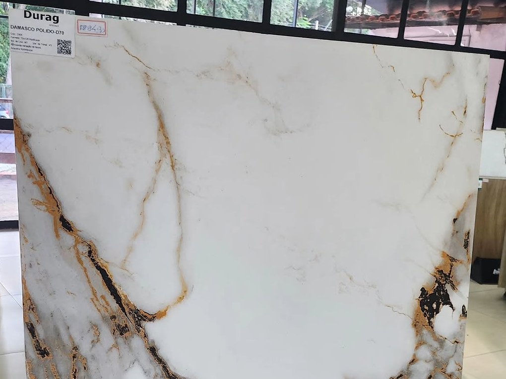 Porcelanato polido com veios dourados no mostruário da MDB Decor